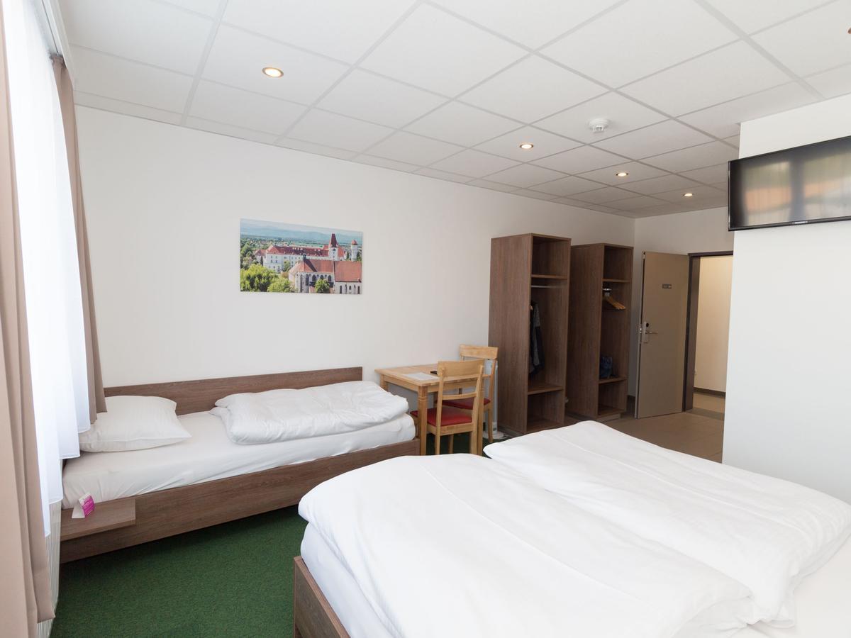 Winbudget "Bed&Breakfast" Wiener Neustadt Eksteriør billede