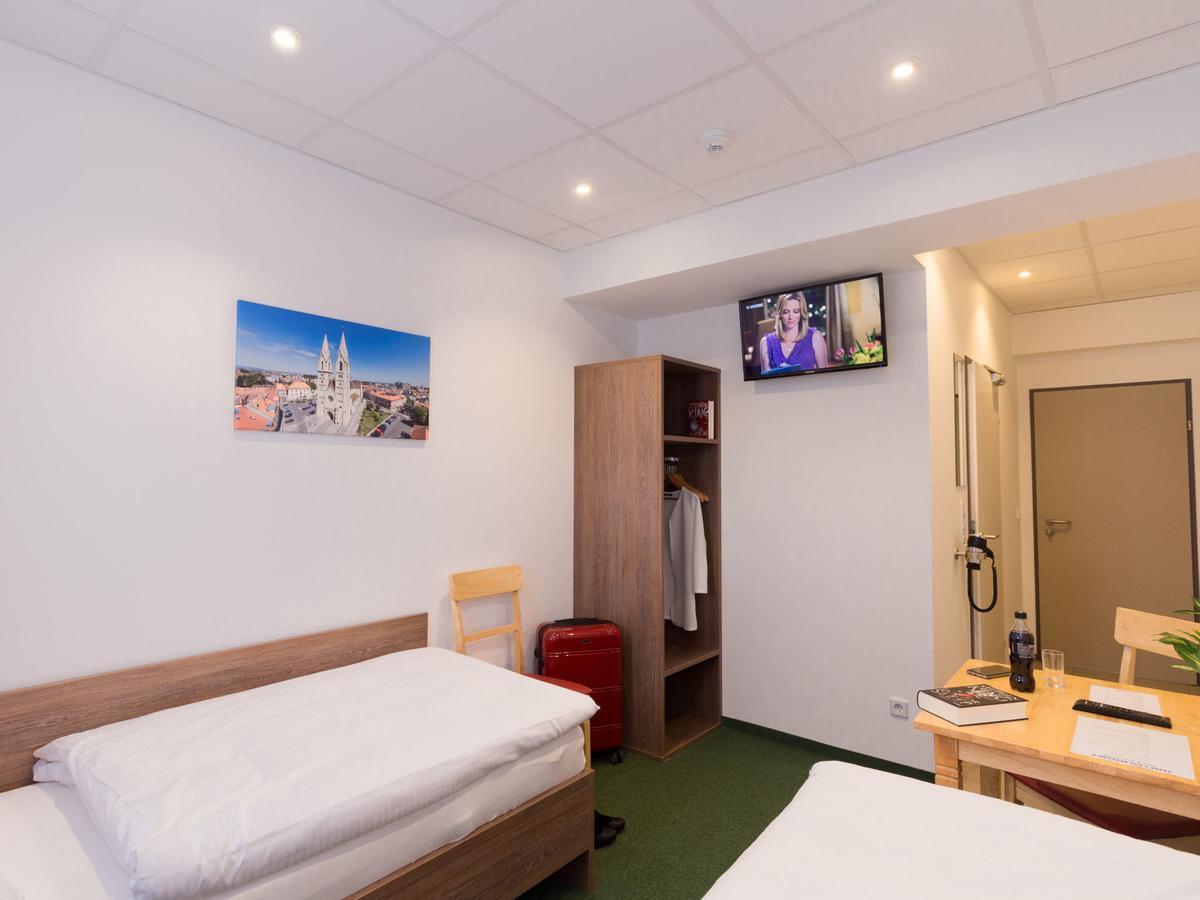 Winbudget "Bed&Breakfast" Wiener Neustadt Eksteriør billede