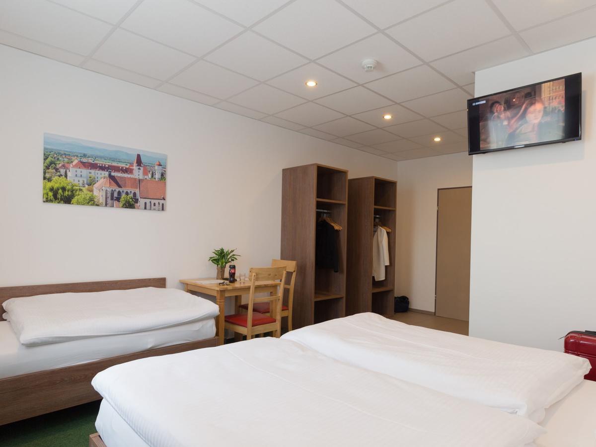 Winbudget "Bed&Breakfast" Wiener Neustadt Eksteriør billede