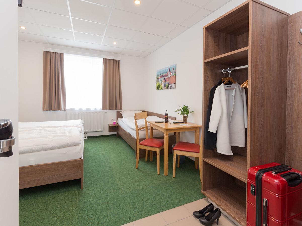 Winbudget "Bed&Breakfast" Wiener Neustadt Eksteriør billede