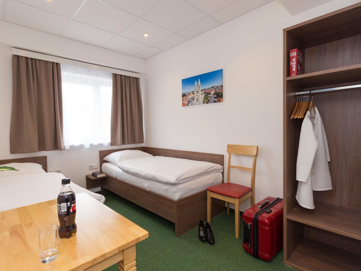 Winbudget "Bed&Breakfast" Wiener Neustadt Eksteriør billede