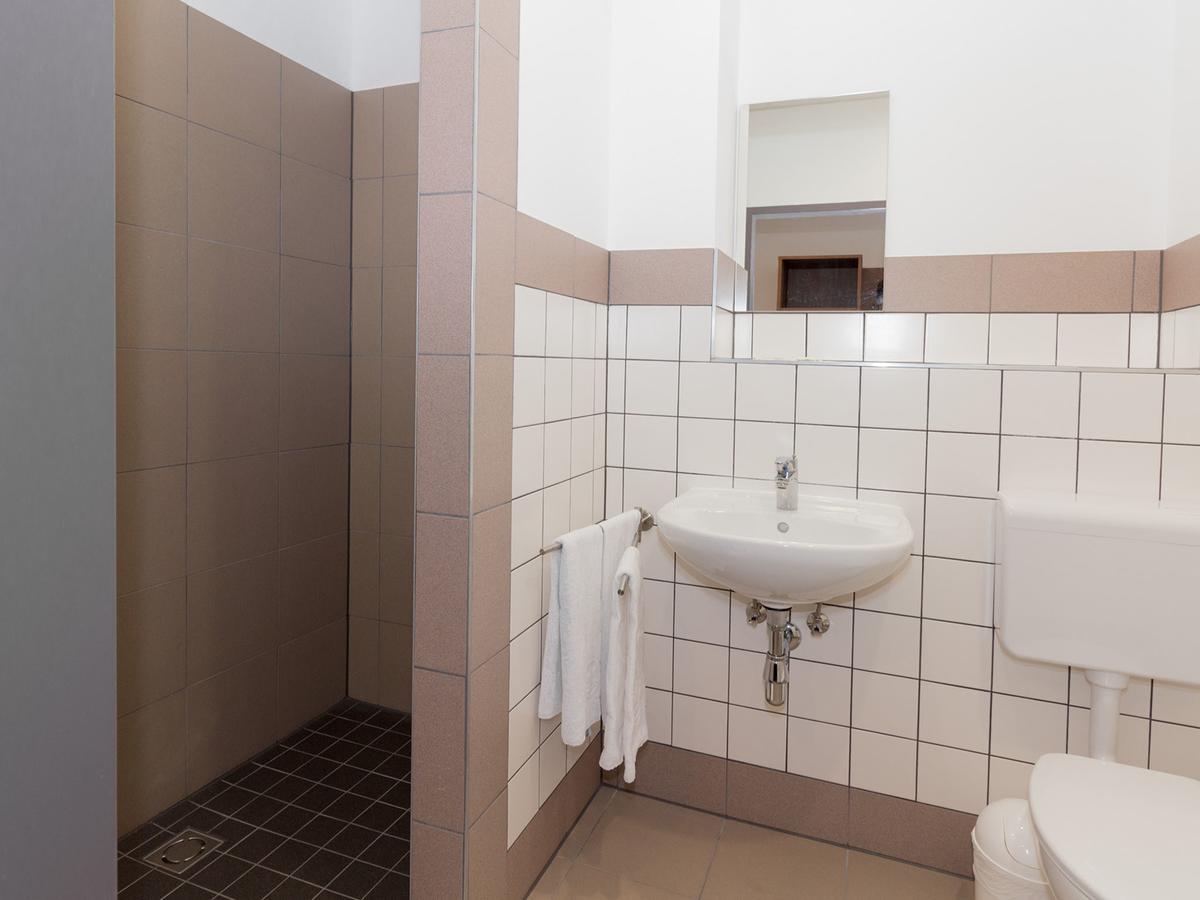 Winbudget "Bed&Breakfast" Wiener Neustadt Eksteriør billede