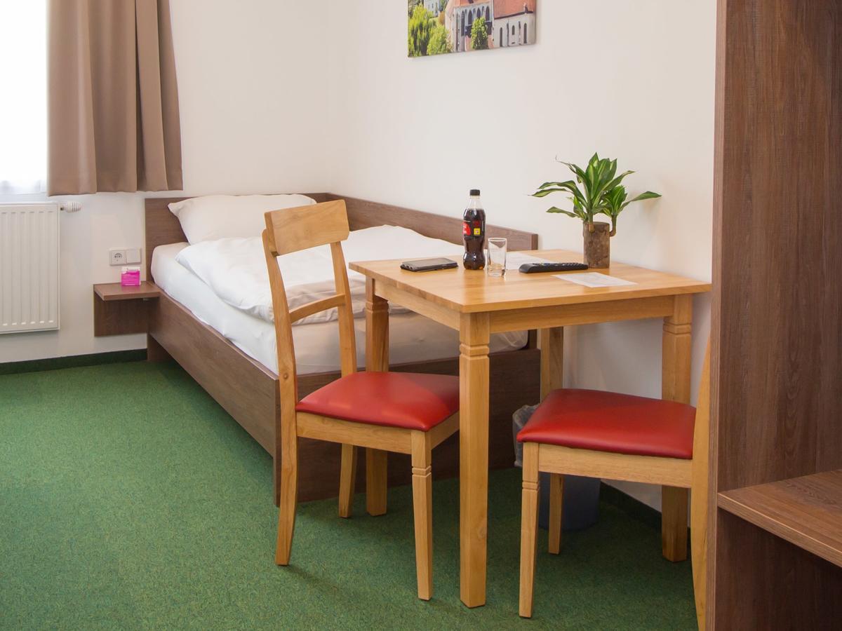 Winbudget "Bed&Breakfast" Wiener Neustadt Eksteriør billede